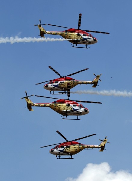 Phi công đội bay Sarang của Ấn Độ biểu diễn nhào lộn trên không.